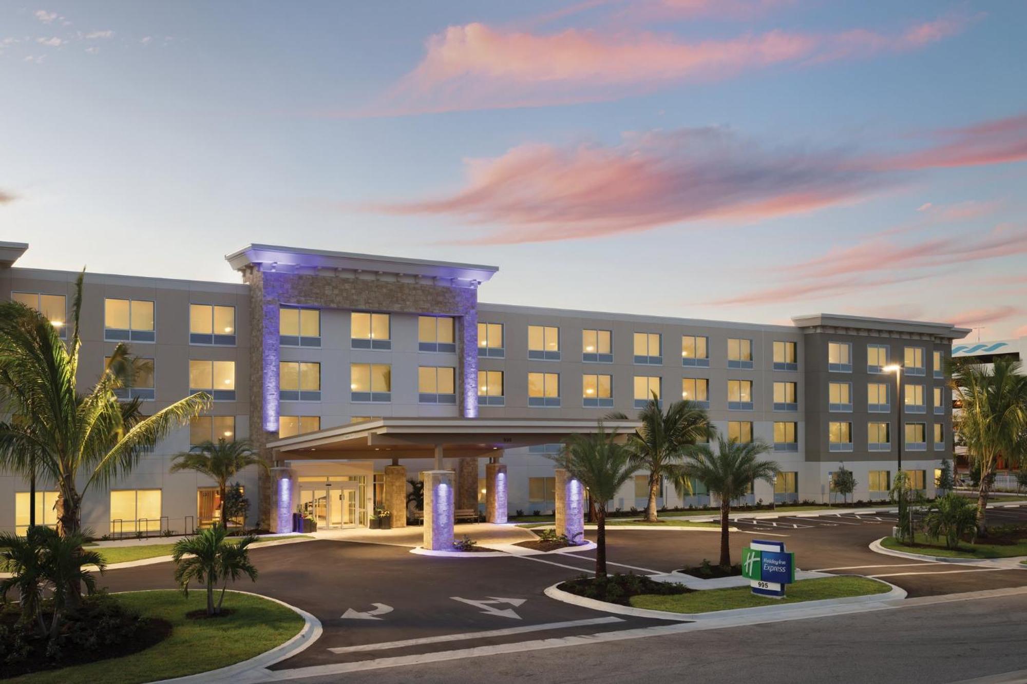 Holiday Inn Express Cape Canaveral By Ihg Exterior photo